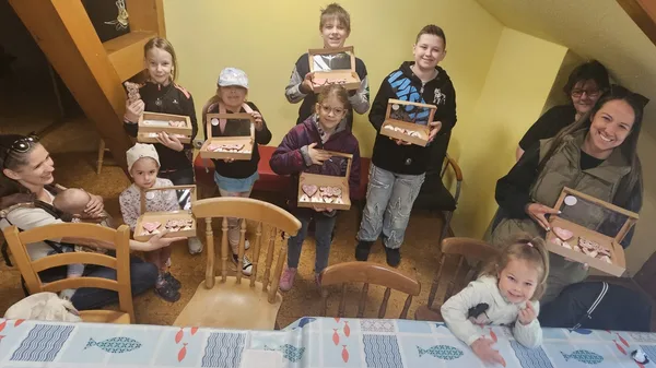 Színes absztrakt élményfestés és fröcskölés vászonra