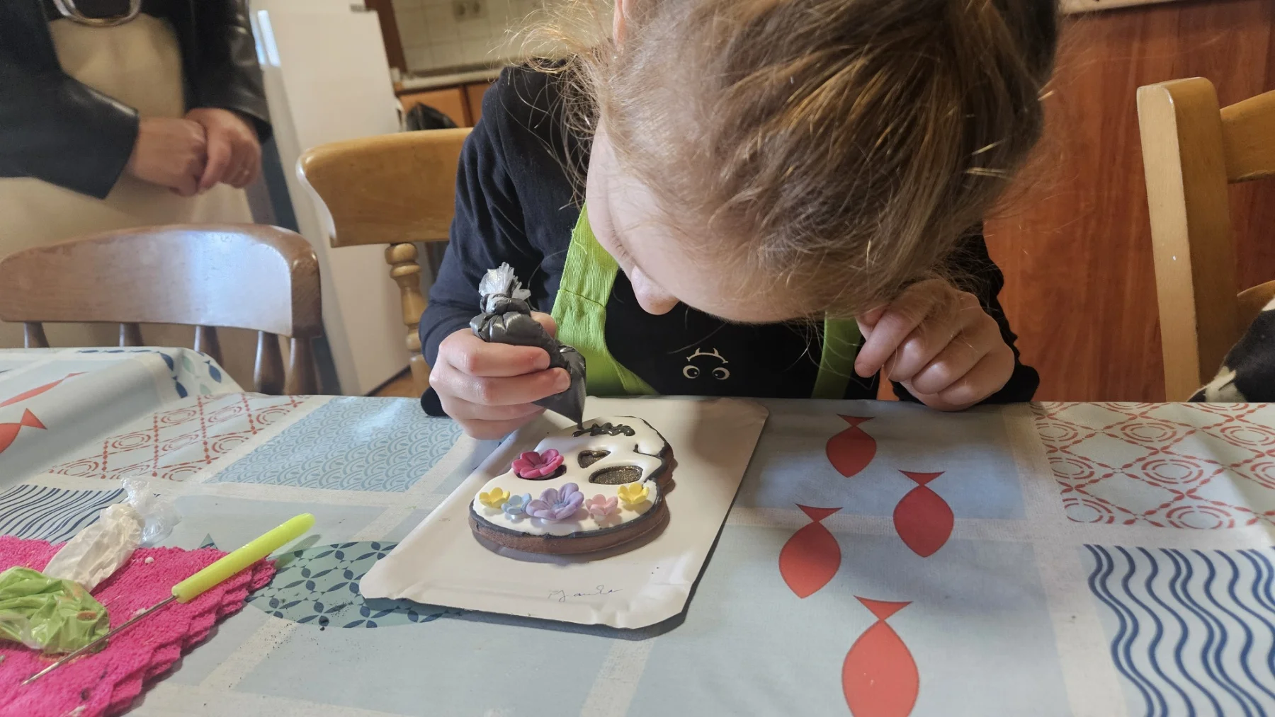 Különleges koponya mézeskalács díszítés színes cukorvirágokkal